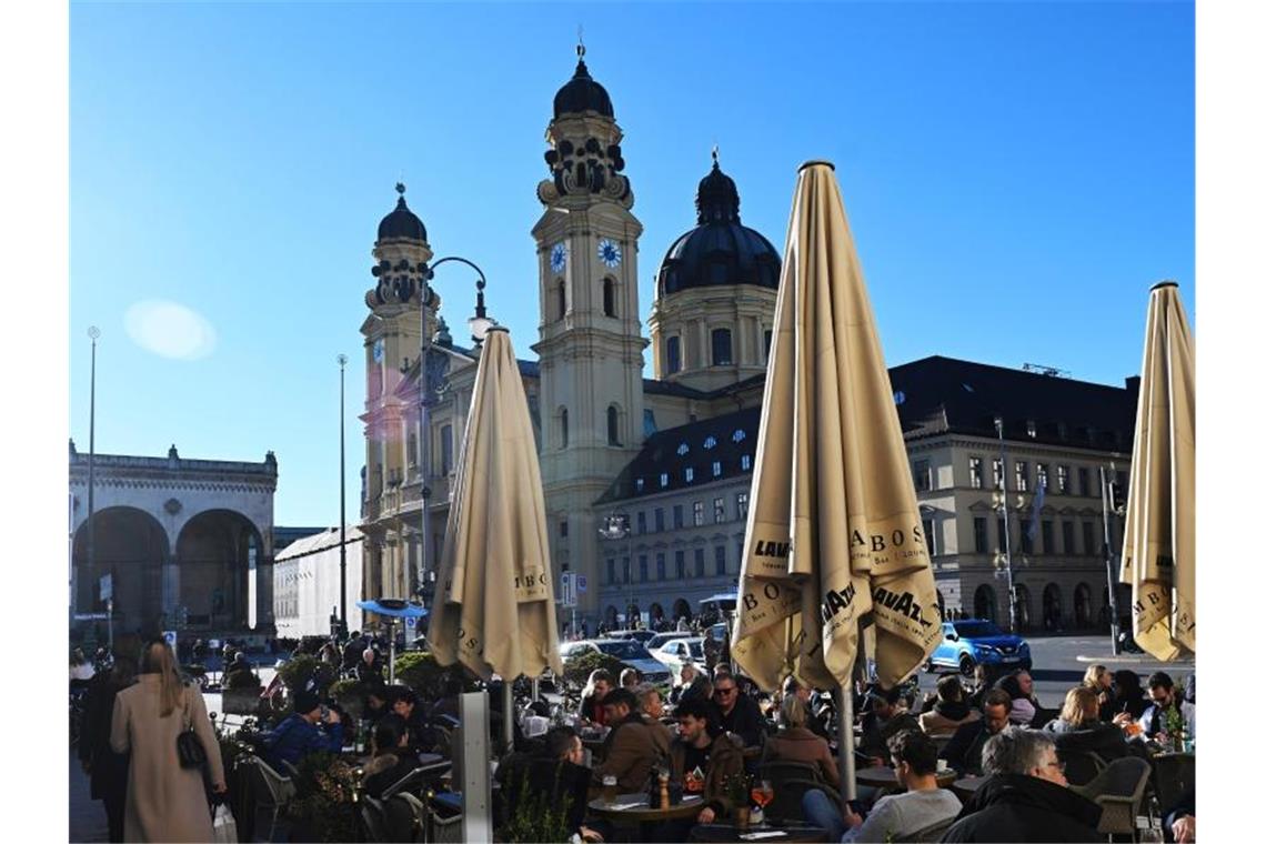 Frühlingshaftes Silvester in Süddeutschland Blauer Himmel und Sonnenschein in München am letzten Tag des Jahres 2021. Foto: Felix Hörhager/dpa