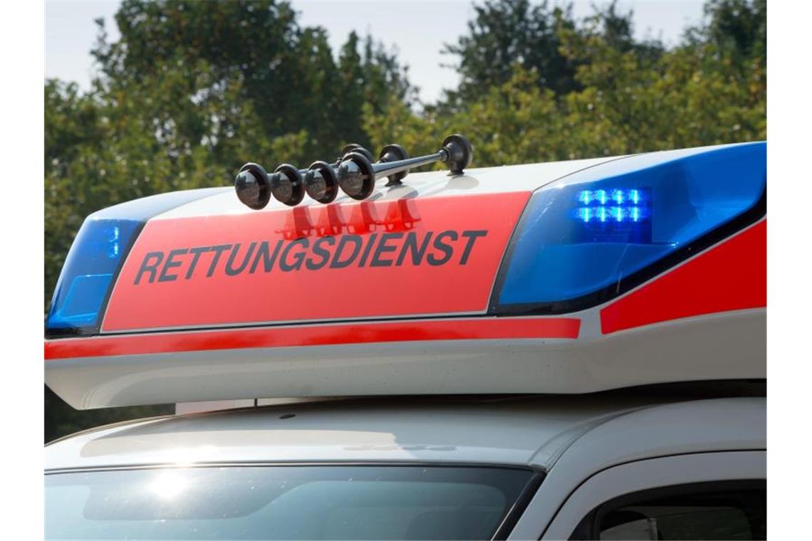 Blaulicht an einem Fahrzeug des Rettungsdienstes. Foto: Soeren Stache/dpa/Symbolbild