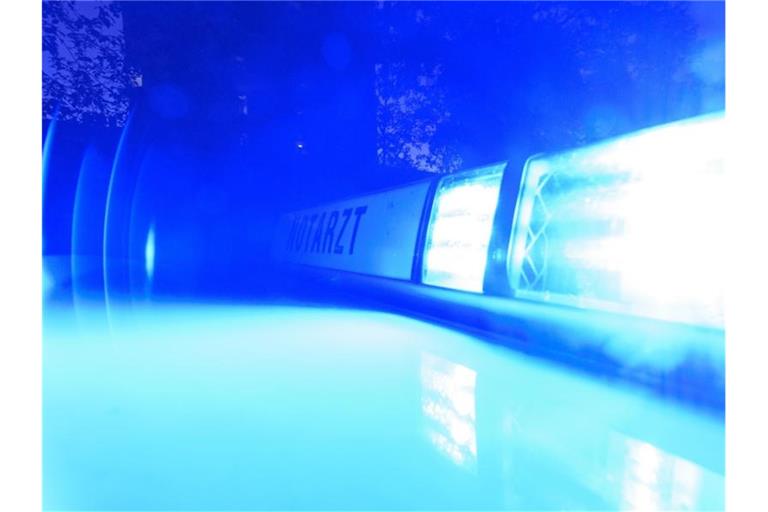 Blaulicht an einem Notarzteinsatzfahrzeug. Foto: Patrick Seeger/dpa/Symbolbild