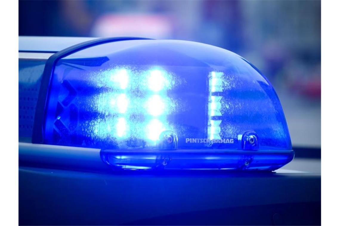 Betrunkener rast über A5 und gefährdet etliche Menschen Blaulicht an einem Polizeiauto. Foto: Patrick Pleul/dpa/Symbolbild