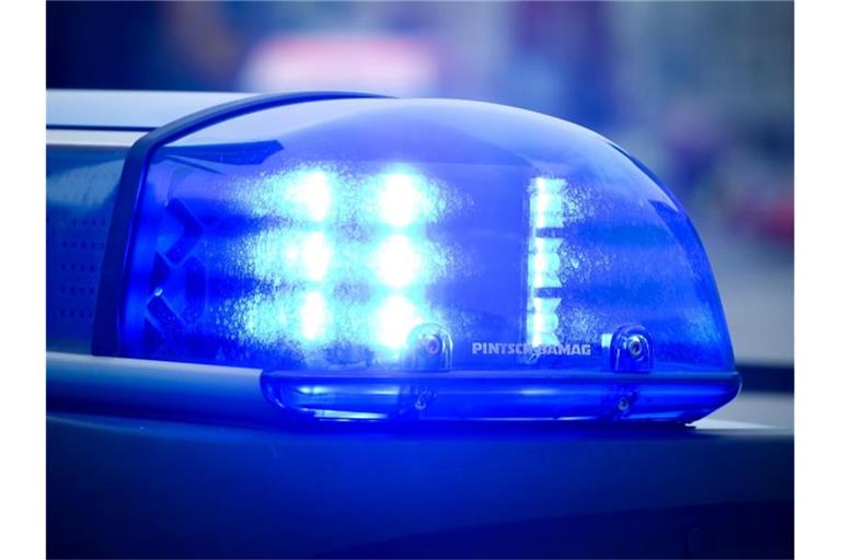Blaulicht an einem Polizeiauto. Foto: Patrick Pleul/dpa/Symbolbild