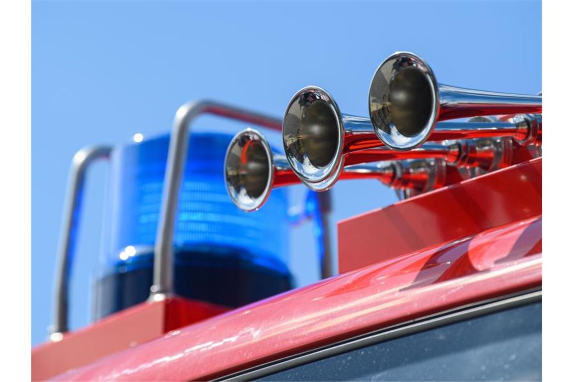 Blaulicht auf dem Dach eines Einsatzfahrzeugs der Feuerwehr. Foto: Robert Michael/dpa-Zentralbild/ZB/Symbol