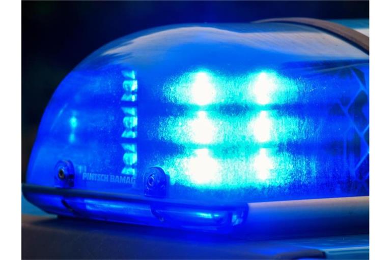 Blaulicht auf dem Dach eines Einsatzwagens der Polizei. . Foto: Patrick Pleul/zb/dpa