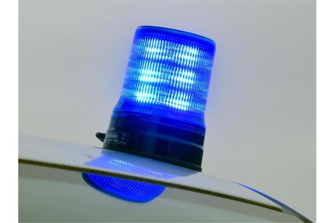 Blaulicht auf einem Einsatzwagen der Polizei. Foto: Patrick Pleul/ZB/dpa/Symbolbild