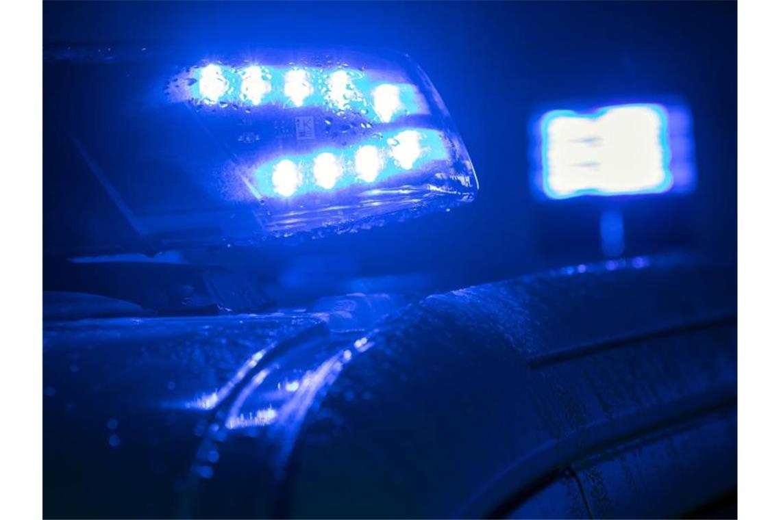 Polizei befreit Hund aus erhitztem Auto Blaulicht auf einem Polizeifahrzeug. Foto: Jens Büttner/ZB/dpa/Symbolbild