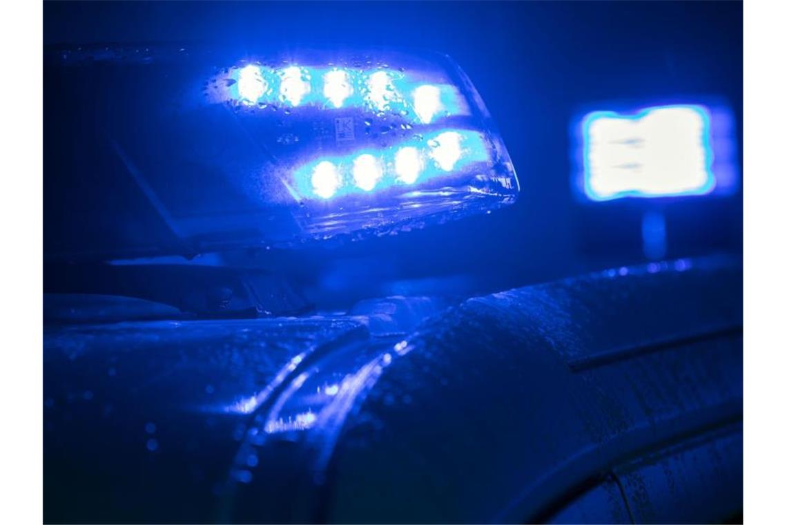 Autofahrer fährt betrunken in Polizeiauto Blaulicht auf einem Polizeifahrzeug. Foto: Jens Büttner/ZB/dpa/Symbolbild