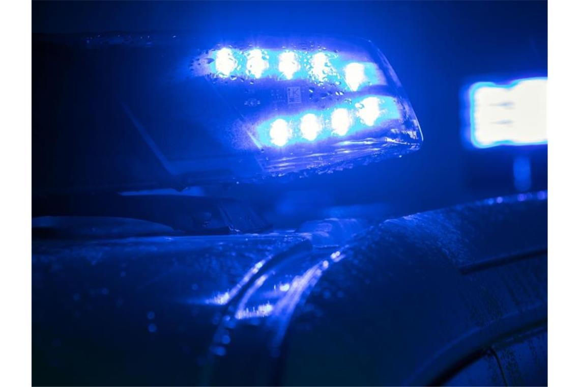 Drogen und Diebstahl: Vergebliche Flucht vor Polizei Blaulicht auf einem Polizeifahrzeug. Foto: Jens Büttner/ZB/dpa/Symbolbild