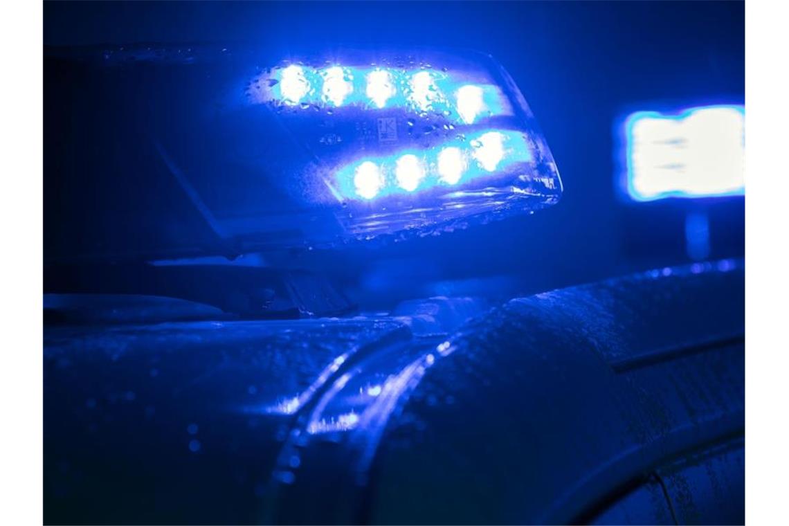 Blaulicht auf Polzei-Fahrzeug. Foto: Jens Büttner/ZB/dpa/Archivbild