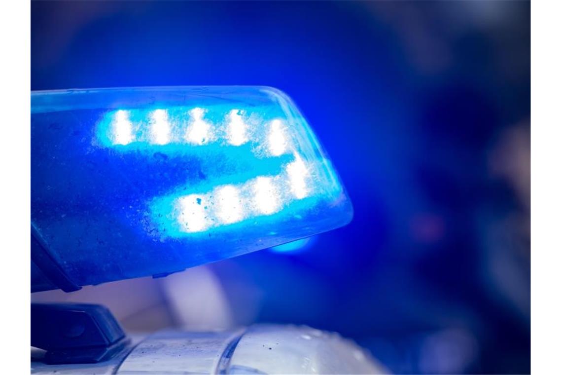 „Riesige Tragödie“: 46 Tote bei Busunglück in Bulgarien Blaulicht blinkt an einem Polizeiwagen. (Archivbild). Foto: Stefan Sauer/dpa