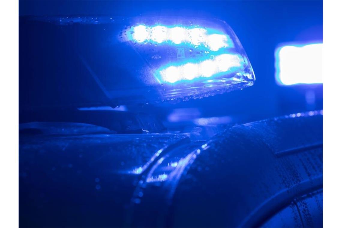 Durchsuchung fördert zahlreiche Rechtsverstöße zu Tage Blaulicht der Polizei leuchtet im Dunkeln. Foto: Jens Büttner/zb/dpa/Symbolbild