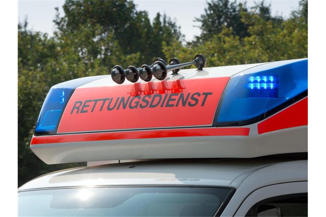 Blaulicht leuchtet an einem Rettungswagen. Foto: picture alliance/dpa/Symbolbild