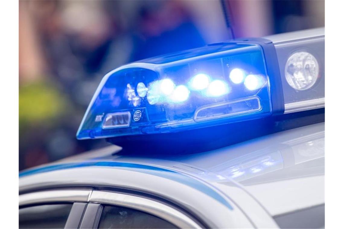 Polizisten finden kiloweise Marihuana Blaulicht leuchtet auf dem Dach eines Polizeiwagens. Foto: Lino Mirgeler/Archivbild