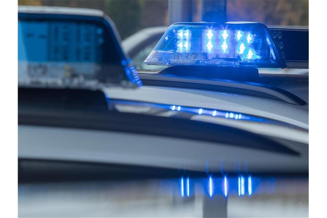 Blaulicht leuchtet auf dem Dach eines Streifenwagens der Polizei auf. Foto: Jens Büttner/dpa-Zentralbild/dpa/Symbolbild