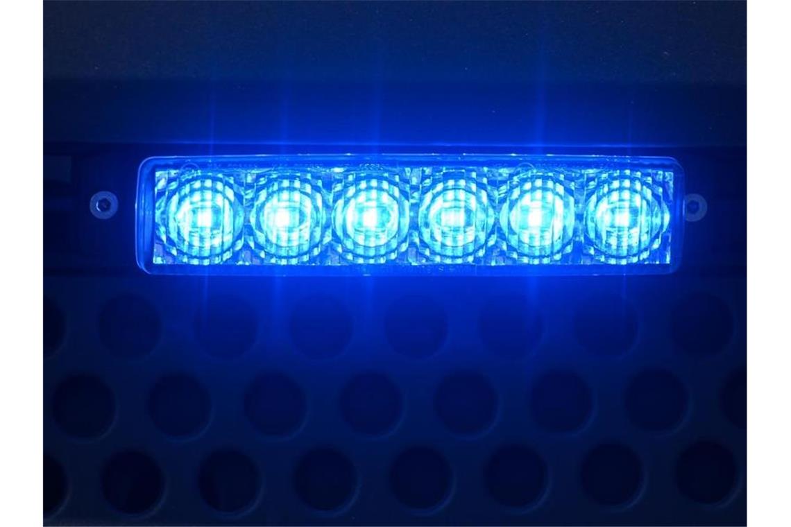 Autofahrer verschafft sich auf A3 freie Fahrt mit Blaulicht