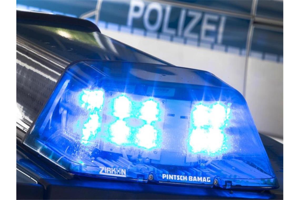 Blaulicht leuchtet auf einem Polizeiauto auf. Foto: Friso Gentsch/dpa/Symbolbild