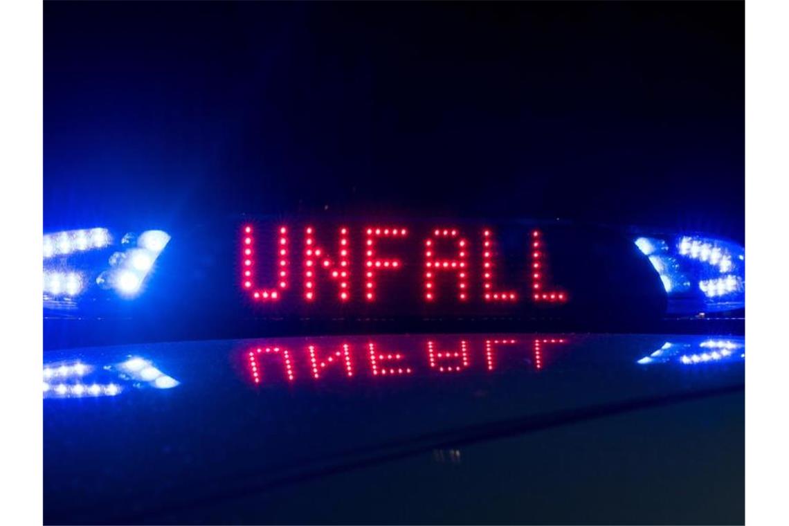 Blaulicht und der Hinweis „Unfall“ leuchten auf dem Dach eines Polizeiwagens. Foto: Monika Skolimowska/dpa-Zentralbild/ZB/Symbolbild