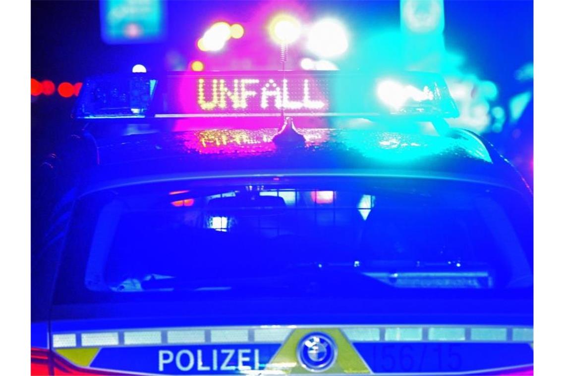 Blaulicht und der LED- Schriftzug „Unfall“ auf dem Dach eines Polizeistreifenwagens. Foto: Stefan Puchner/dpa/Symbolbild