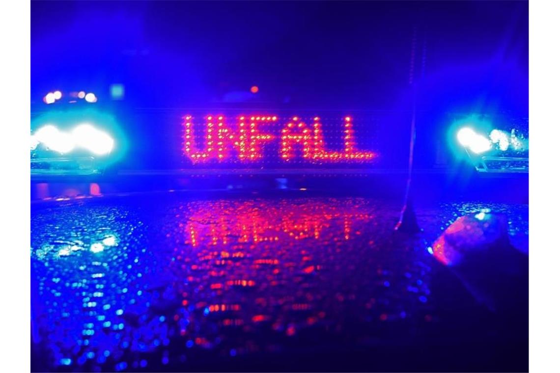 Blaulicht und der LED- Schriftzug „Unfall“ auf dem Dach eines Polizeistreifenwagens. Foto: Stefan Puchner/dpa/Symbolbild