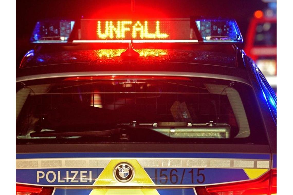 Blaulicht und der LED- Schriftzug "Unfall" auf dem Dach eines Polizestreifenwagens. Foto: Stefan Puchner/dpa/Symbolbild