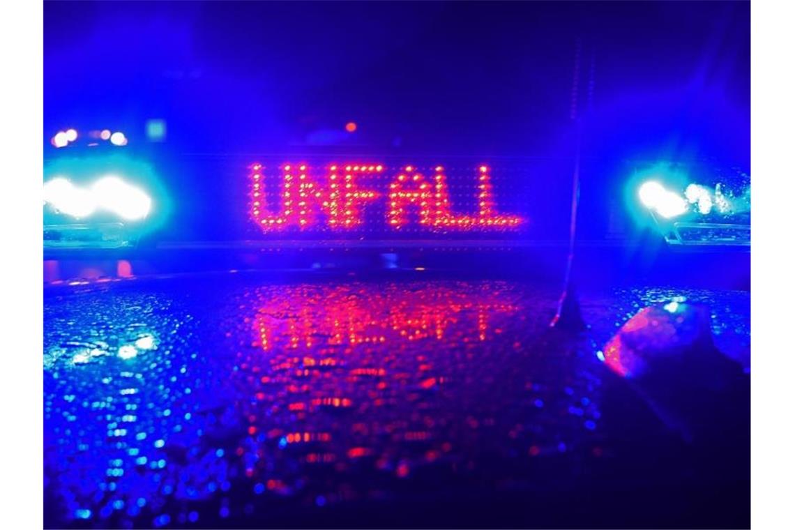 Blaulicht und der LED-Schriftzug "Unfall" auf dem nassen Dach eines Polizestreifenwagens. Foto: Stefan Puchner/dpa/Archivbild