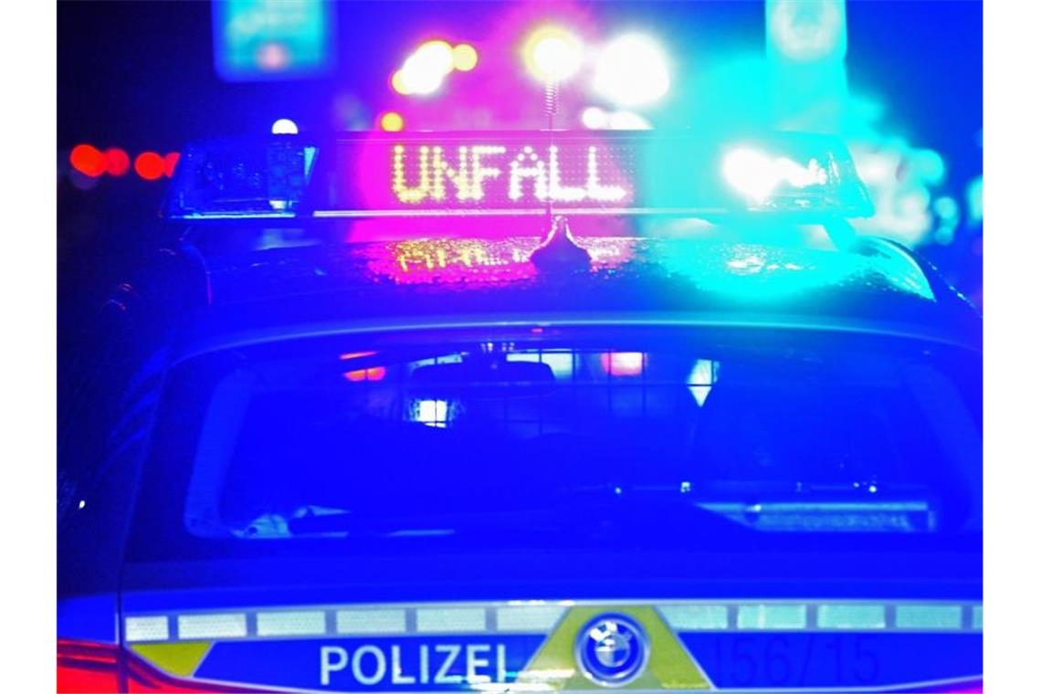 Blaulicht und der LED- Schriftzug „Unfall“ auf einem Polizeistreifenwagen. Foto: Stefan Puchner/dpa/Symbolbild