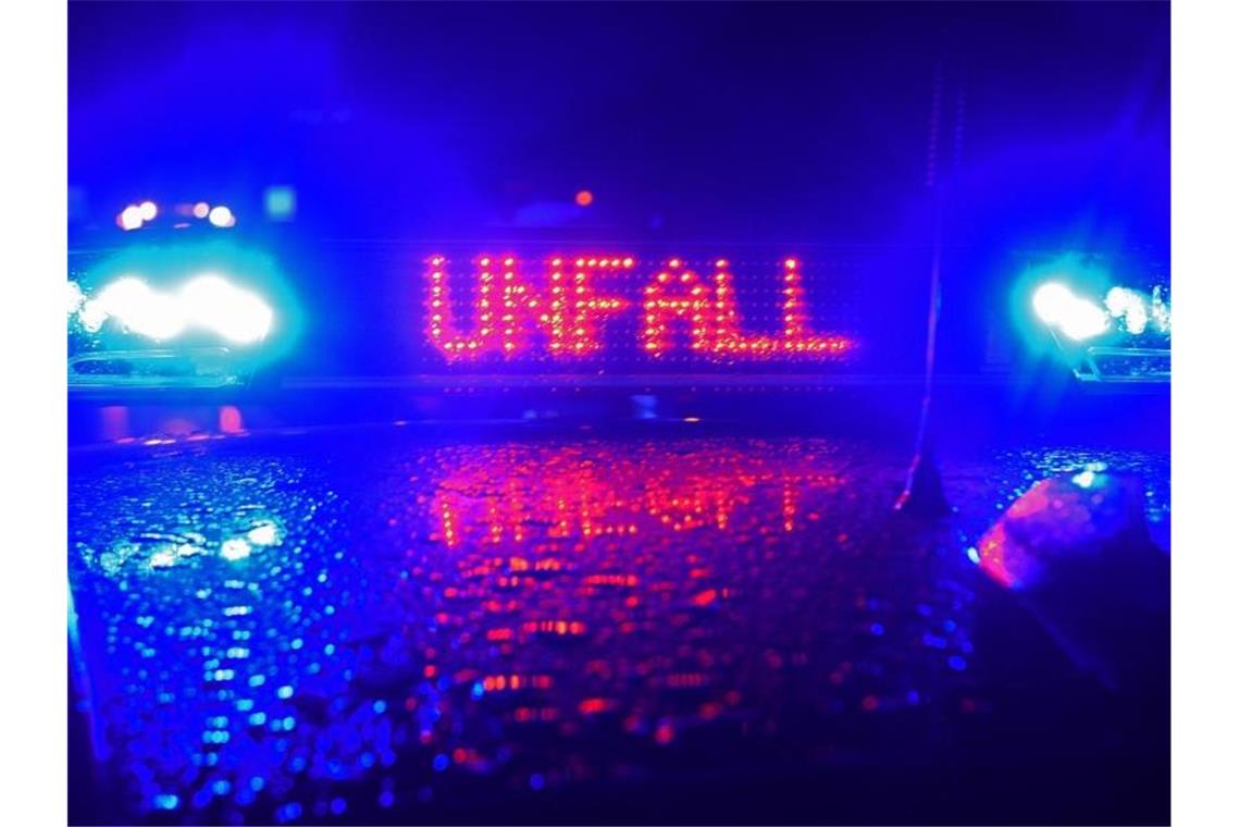 Blaulicht und der Schriftzug "Unfall" leuchten auf einem Streifenwagen. Foto: Stefan Puchner/dpa/Archivbild