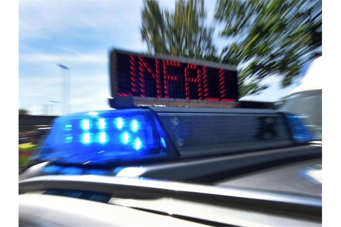 Blaulicht und Laufschrift „Unfall“ am Einsatzfahrzeug der Polizei. Foto: Holger Hollemann/Archiv