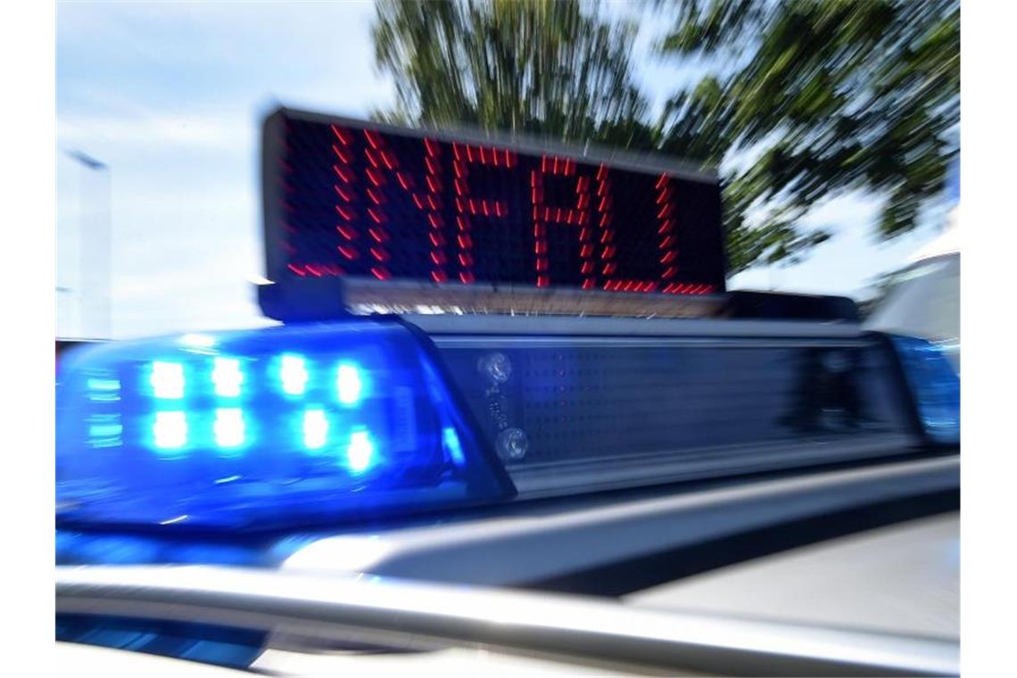 Sieben Verletzte nach Autounfall bei Überholversuch Blaulicht und LED-Laufschrift „Unfall“ an einem Einsatzfahrzeug der Polizei. Foto: Holger Hollemann/dpa/Symbolbild