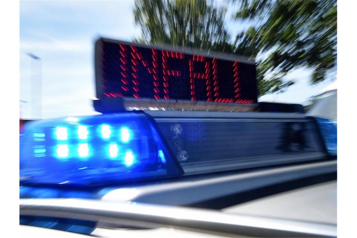 Blaulicht und LED-Laufschrift „Unfall“ an einem Einsatzfahrzeug der Polizei. Foto: Holger Hollemann/dpa/Archivbild