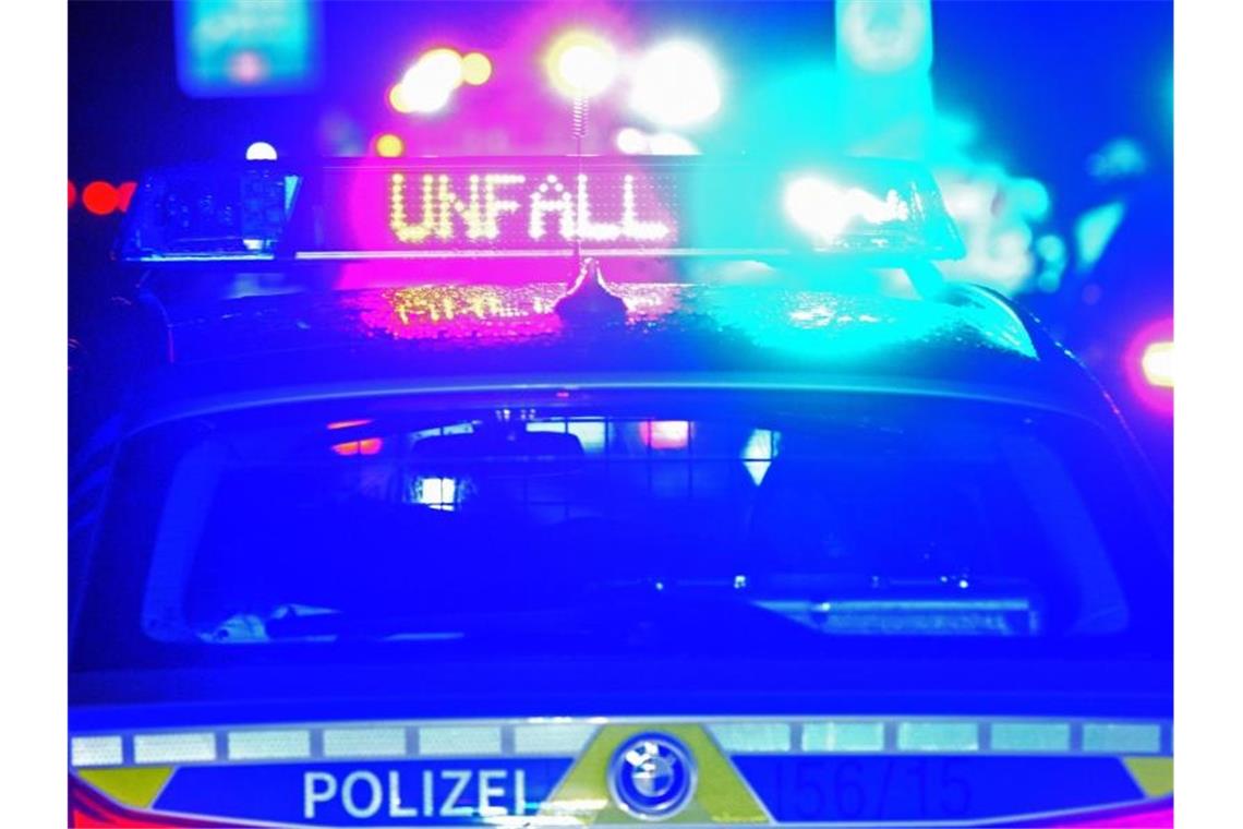 Blaulicht und LED-Schriftzug „Unfall“ auf dem Dach eines Polizestreifenwagens. Foto: Stefan Puchner/dpa/Archivbild