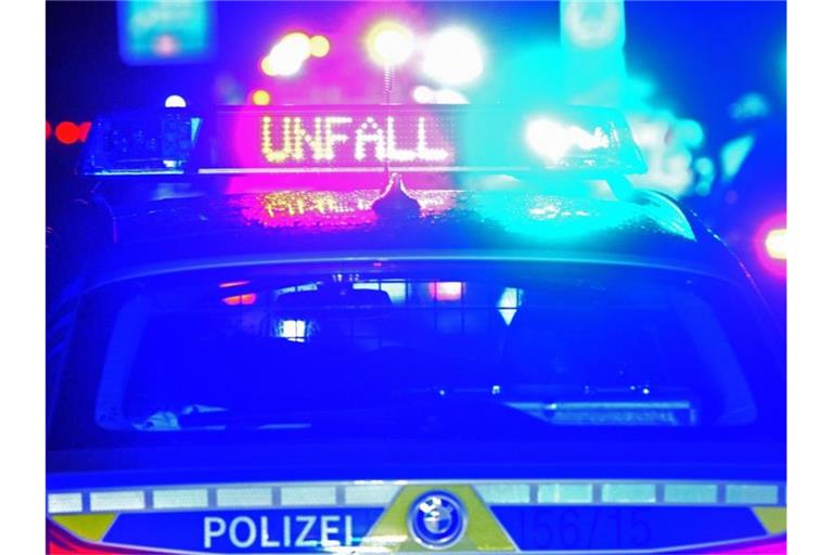 Blaulicht und LED-Schriftzug „Unfall“ auf dem Dach eines Polizestreifenwagens. Foto: Stefan Puchner/dpa/Archivbild