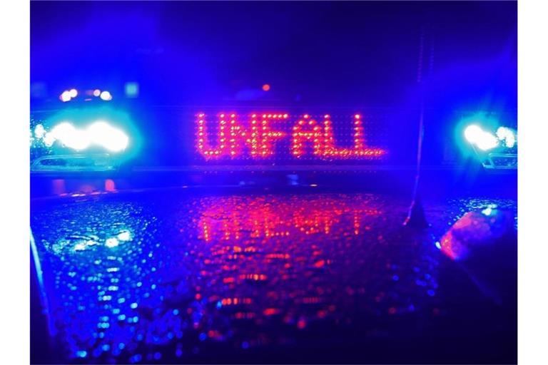 Blaulicht und LED- Schriftzug „Unfall“ auf einem Polizeistreifenwagen. Foto: Stefan Puchner/dpa/Symbolbild