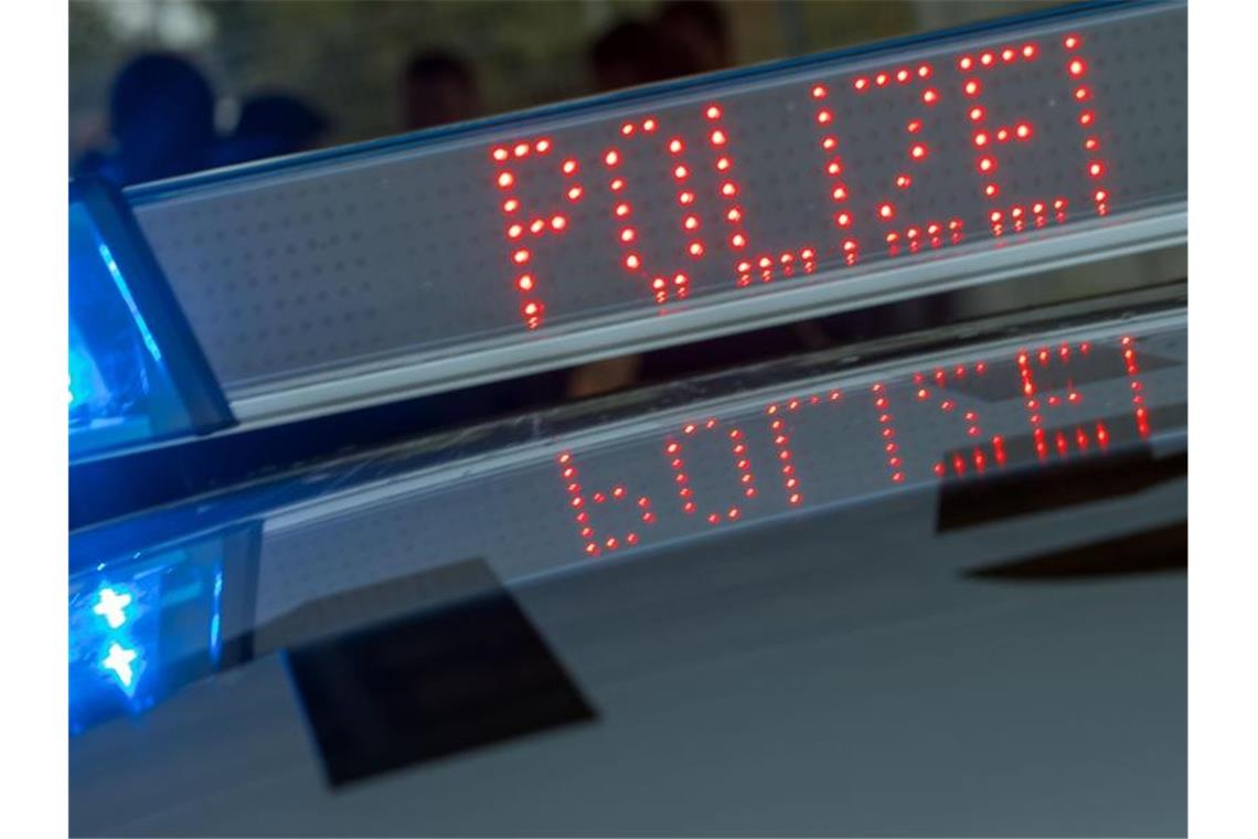 Blaulicht und Schriftzug „Polizei“ auf dem Dach eines Funkstreifenwagens. Foto: Jens Büttner/Archivbild