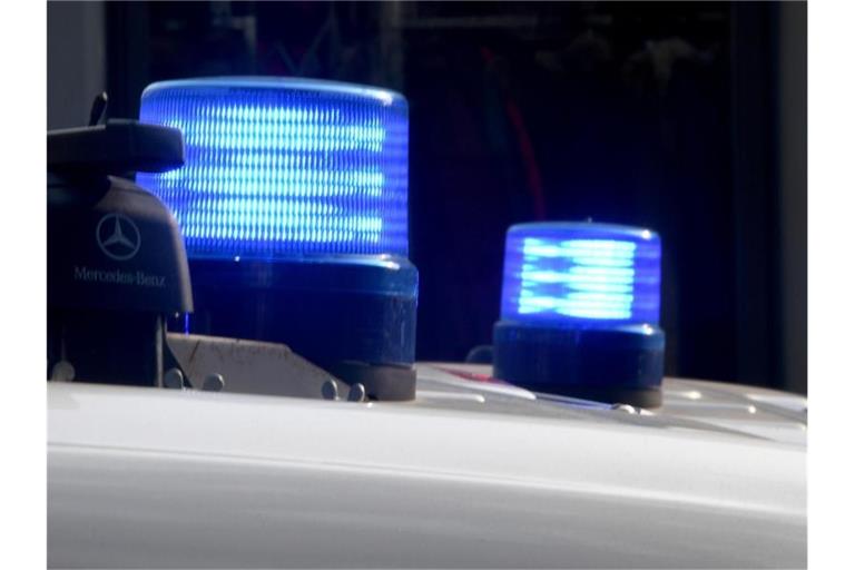 Blaulichter auf den Dächern von Polizeifahrzeugen. Foto: Carsten Rehder/Archivbild