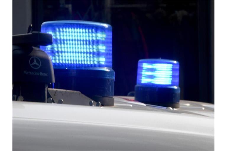 Blaulichter auf den Dächern von Polizeifahrzeugen. Foto: Carsten Rehder/Archivbild