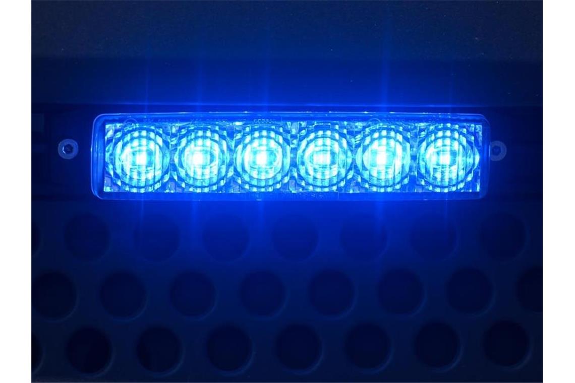 26-Jähriger bei Unfall im Kreis Biberach schwer verletzt Blaulichter leuchten an einem Einsatzfahrzeug der Feuerwehr. Foto: Robert Michael/dpa-Zentralbild/ZB/Symbolbild
