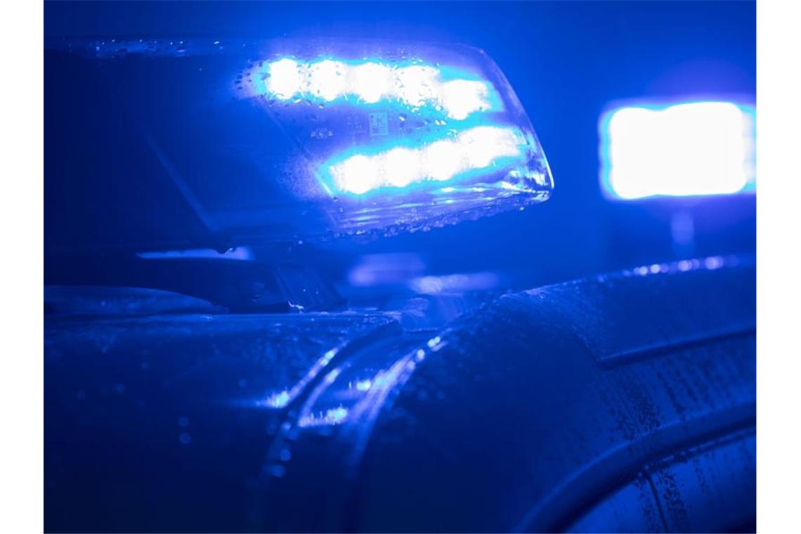 21-Jähriger nach tödlicher Messerattacke in U-Haft Blaulichter leuchten auf dem Dach einer Polizeistreife. Foto: Jens Büttner/dpa-Zentralbild/ZB/Symbolbild