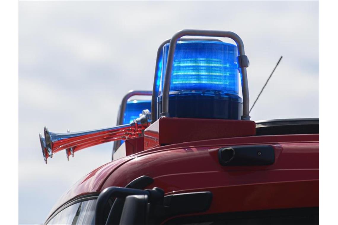 Feuerwehr findet Leiche nach Wohnungsbrand Blaulichter leuchten auf dem Dach eines Einsatzfahrzeugs der Feuerwehr. Foto: Robert Michael/dpa-Zentralbild/ZB/Symbolbild