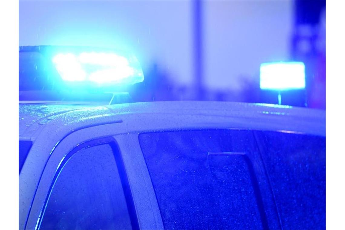 Schlangenlinien auf A 81 - betrunkener Lkw-Fahrer aggressiv Blaulichter leuchten auf dem Dach eines Polizeifahrzeugs. Foto: Carsten Rehder/dpa/Symbolbild
