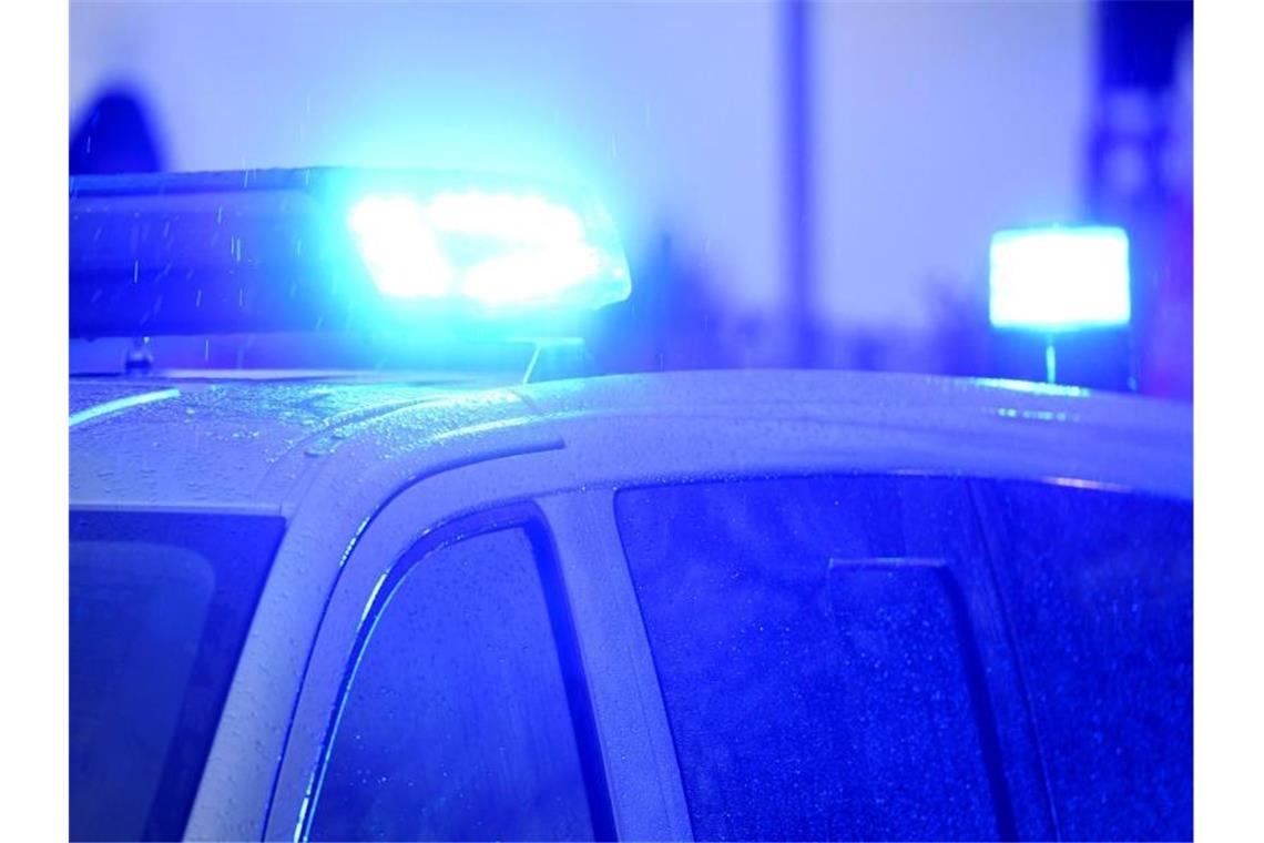 Blaulichter leuchten auf dem Dach eines Polizeifahrzeugs. Foto: Carsten Rehder/dpa/Symbolbild