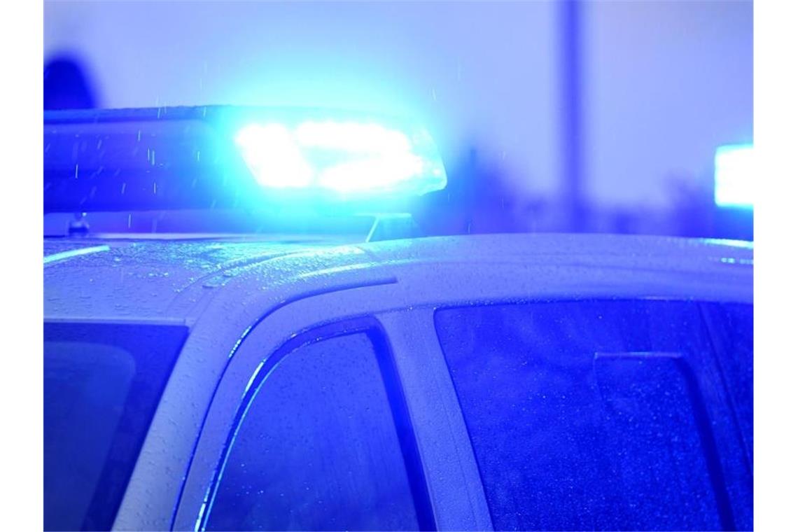 Loch im Hauptbahnhof: Fassaden-Steine fallen 15 Meter tief Blaulichter leuchten auf dem Dach eines Polizeifahrzeugs. Foto: Carsten Rehder/dpa/Symbolbild