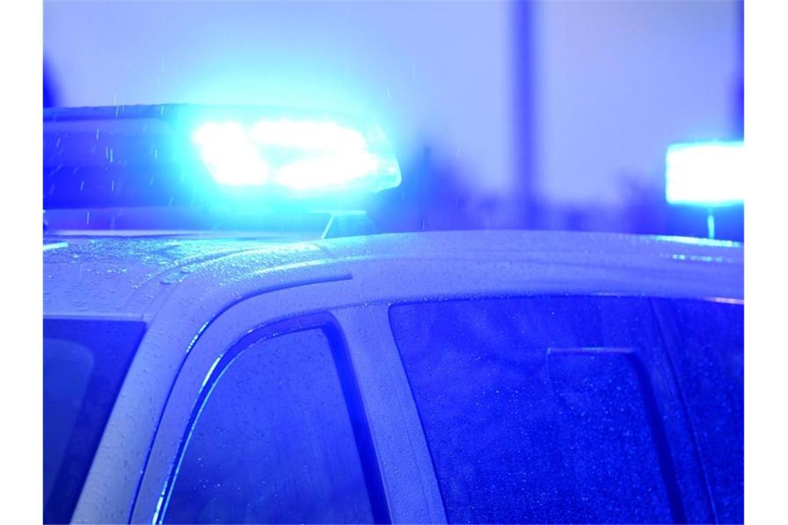 Blaulichter leuchten auf dem Dach eines Polizeifahrzeugs. Foto: Carsten Rehder/dpa/Symbolbild