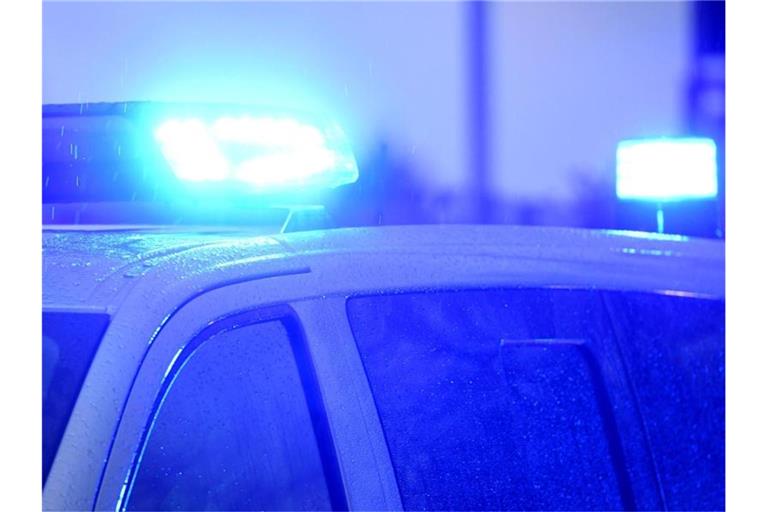 Blaulichter leuchten auf dem Dach eines Polizeifahrzeugs. Foto: Carsten Rehder/dpa/Symbolbild