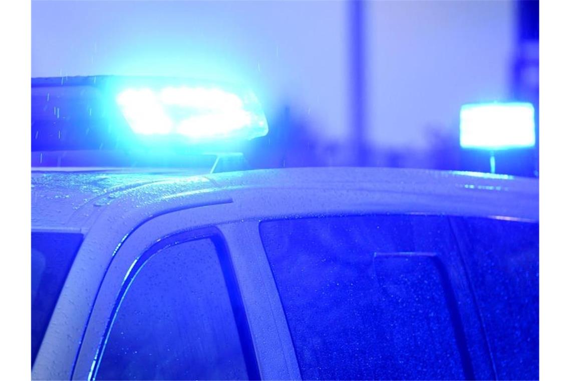Brennende Mülltonnen: Mann im Verdacht des versuchten Mordes Blaulichter leuchten auf dem Dach eines Polizeifahrzeugs. Foto: Carsten Rehder/dpa/Symbolbild