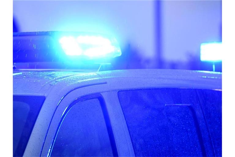 Blaulichter leuchten auf dem Dach eines Polizeifahrzeugs. Foto: Carsten Rehder/dpa/Symbolbild