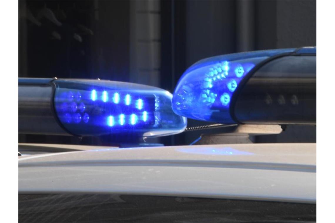 Blaulichter leuchten auf den Dächern von Polizeifahrzeugen. Foto: Carsten Rehder/Archivbild