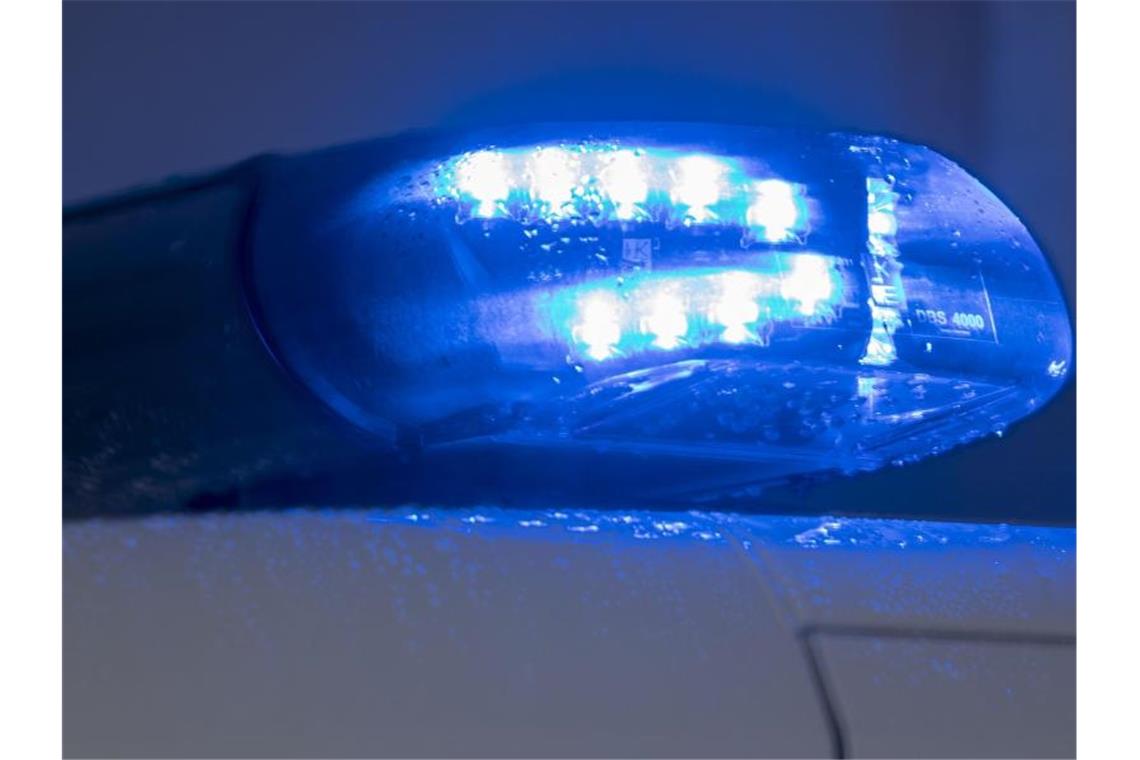 Blaulichter leuchten auf einem Streifenwagen der Landespolizei Mecklenburg-Vorpommern. Foto: Jens Büttner/zb/dpa/Symbolbild
