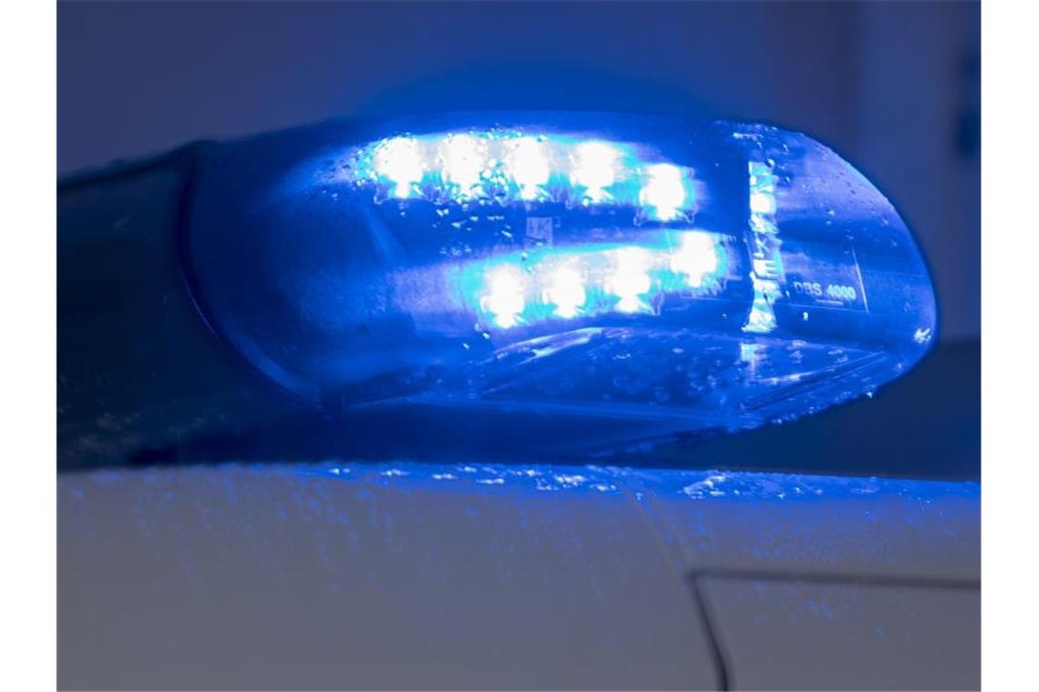 Blaulichter leuchten auf einem Streifenwagen der Polizei. Foto: Jens Büttner/zb/dpa/Saymbolbild