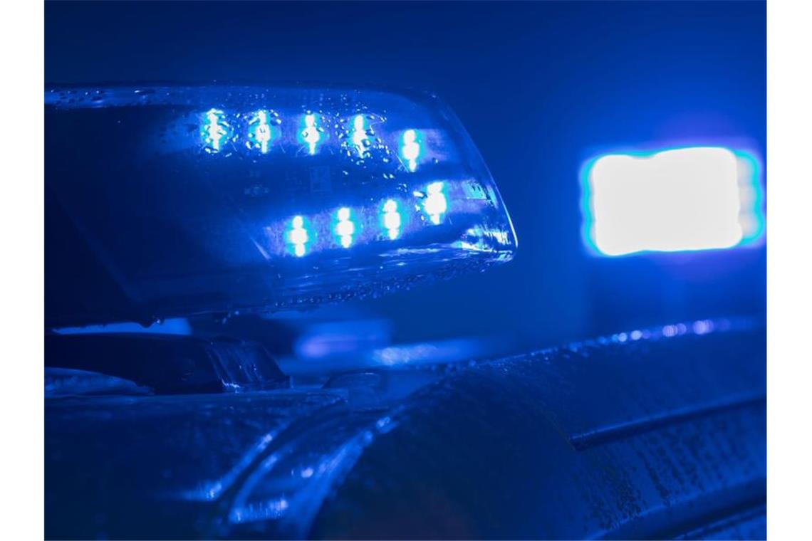 Blaulichter leuchten auf einem Streifenwagen der Polizei. Foto: Jens Büttner/zb/dpa/Archivbild
