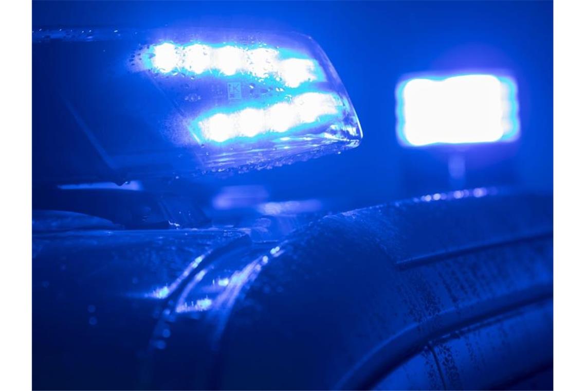 Blaulichter leuchten auf einem Streifenwagen der Polizei. Foto: Jens Büttner/zb/dpa/Archivbild